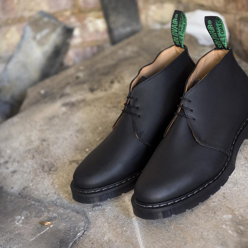 SOLOVAIR - BLACK GREASY CHUKKA BOOT